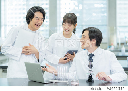 大学の研究室での教授と学生のポートレート 大学の研究室での教授と学生のポートレート 98653553
