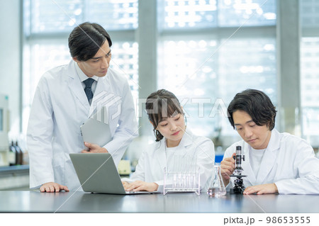 大学の研究室での教授と学生のポートレート 大学の研究室での教授と学生のポートレート 98653555