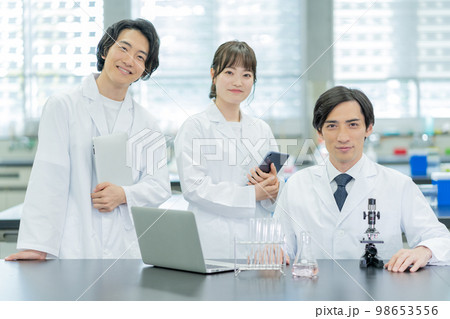 大学の研究室での教授と学生のポートレート 大学の研究室での教授と学生のポートレート 98653556