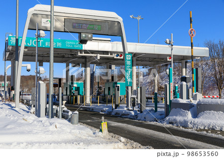 北海道_積雪した帯広ジャンクション料金所 98653560
