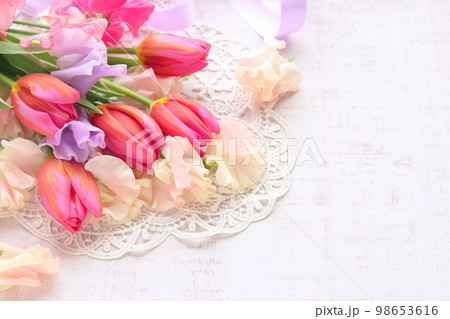 チューリップとスイートピーの花束 チューリップとスイートピーの花束 98653616