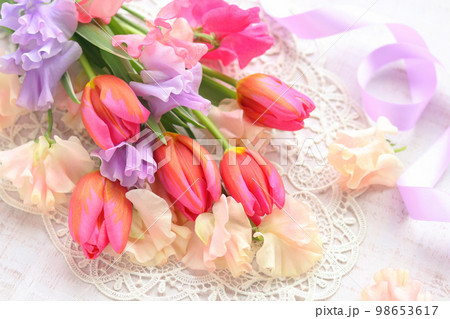 チューリップとスイートピーの花束 チューリップとスイートピーの花束 98653617