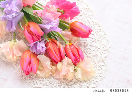 チューリップとスイートピーの花束 98653618