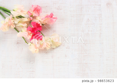 スイートピーの花束 98653623