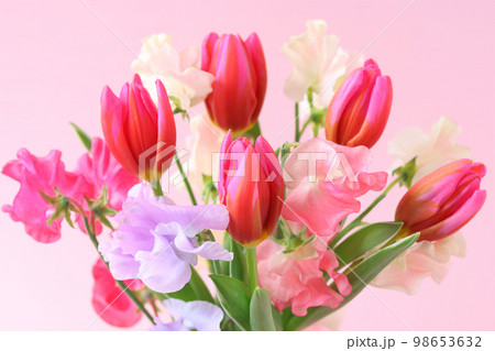 チューリップとスイートピーの花束 チューリップとスイートピーの花束 98653632