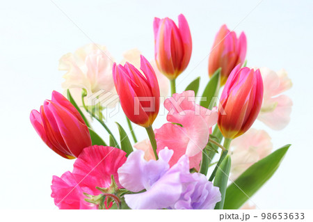 チューリップとスイートピーの花束 98653633