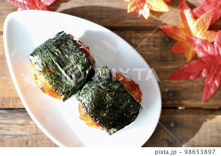 甘辛く味付けしたイモ団子の磯部巻き 98653897