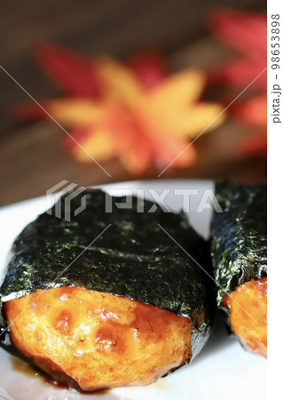 甘辛く味付けしたイモ団子の磯部巻き 98653898