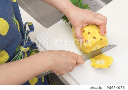 【パイナップルのお尻をカットする】 98654076