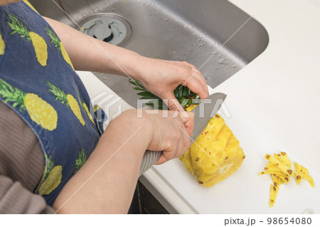【パイナップルの節をカットする】 98654080