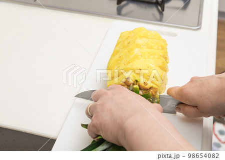 【パイナップルの葉っぱをカットする】 【パイナップルの葉っぱをカットする】 98654082