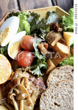きのこハンバーグとライ麦パンの野菜たっぷりワンプレートランチ きのこハンバーグとライ麦パンの野菜たっぷりワンプレートランチ 98654216
