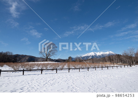 冬の開田高原と冠雪した御嶽山 冬の開田高原と冠雪した御嶽山 98654253