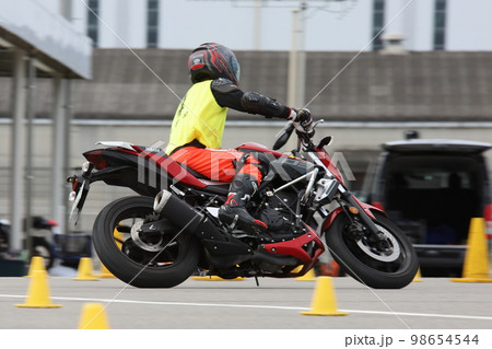 モトジムカーナの走行写真 98654544