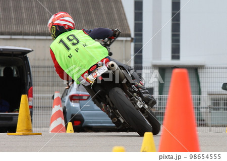 モトジムカーナの走行写真 98654555