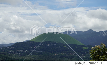 静岡県伊豆 小室山の山頂から臨む大室山　9548 98654812