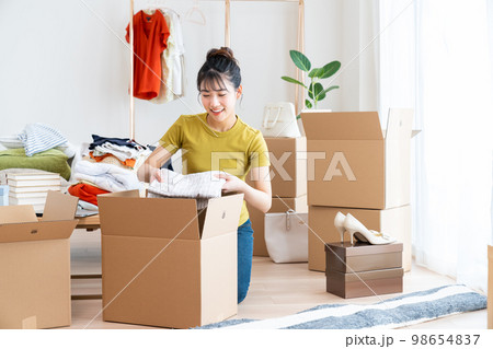 引越しの若い女性 引越しの若い女性 98654837
