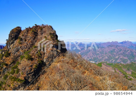 群馬　西上州　鹿岳　一ノ岳からニノ岳を望む 98654944