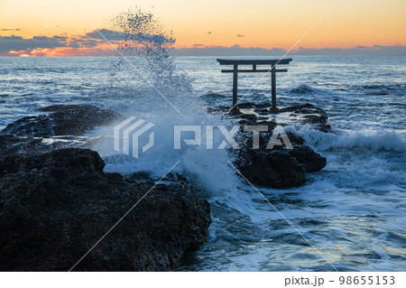 朝日に輝く神磯の鳥居 朝日に輝く神磯の鳥居 98655153