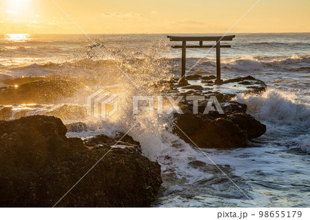 朝日に輝く神磯の鳥居 98655179