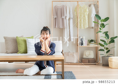 リビングでくつろぐ若い女性 98655213