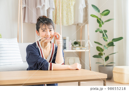 リビングでくつろぐ若い女性 98655218