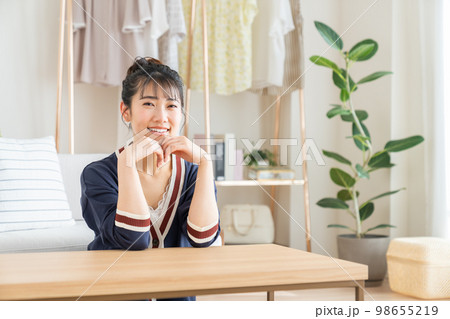 リビングでくつろぐ若い女性 リビングでくつろぐ若い女性 98655219