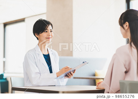 患者を問診する女性医師 患者を問診する女性医師 98655276