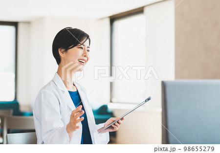 患者を問診する女性医師 98655279