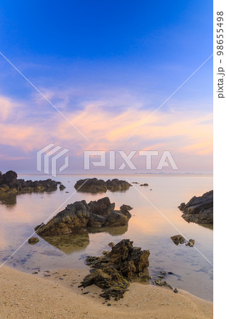 沖縄_浜辺から見る鮮烈な朝焼けの風景 98655498