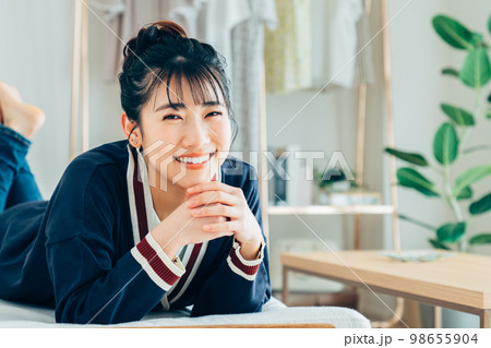 リビングでくつろぐ若い女性 98655904