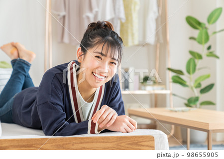 リビングでくつろぐ若い女性 98655905