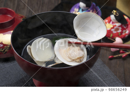 おひな祭りの料理、国産はまぐりのお吸い物と雛人形 おひな祭りの料理、国産はまぐりのお吸い物と雛人形 98656249
