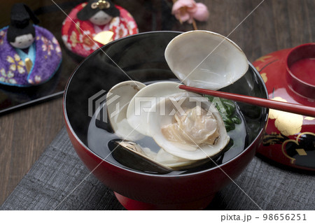 おひな祭りの料理、国産はまぐりのお吸い物と雛人形 おひな祭りの料理、国産はまぐりのお吸い物と雛人形 98656251
