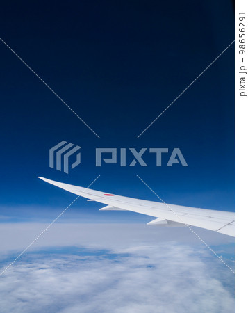 上空の飛行機のイメージ 98656291