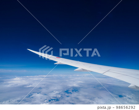 上空の飛行機のイメージ 98656292