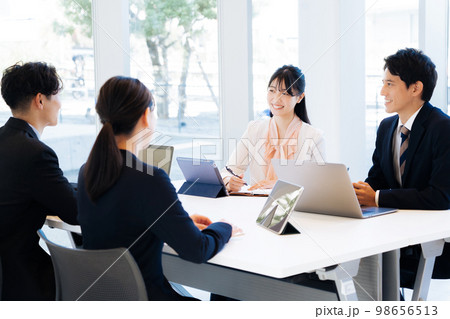 ミーティングのビジネスシーン 98656513