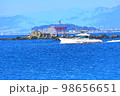 江の島と名島の鳥居とクルーズ船 98656651