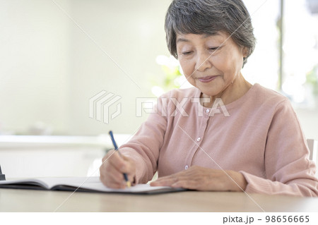 ペンを持ったシニア女性 ペンを持ったシニア女性 98656665