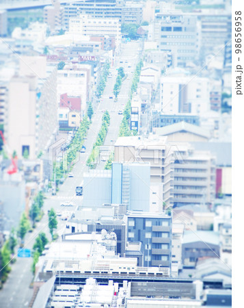 曇りの日のぼんやりした街並み 曇りの日のぼんやりした街並み 98656958