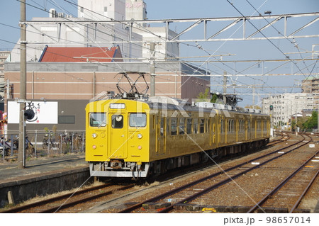 宇部線 宇部新川駅 123系+105系 宇部線 宇部新川駅 123系+105系 98657014