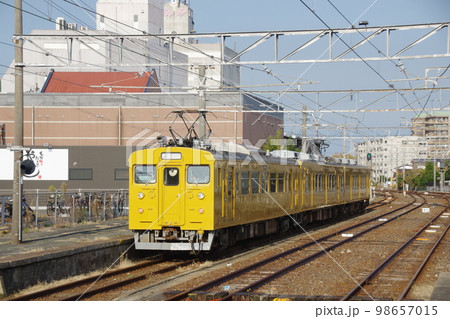 宇部線 宇部新川駅 123系+105系 98657015