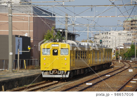 宇部線 宇部新川駅 123系+105系 98657016