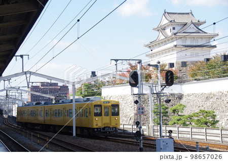 福塩線 福山駅 福山城と105系 福塩線 福山駅 福山城と105系 98657026