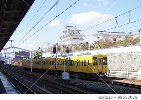 福塩線 福山駅 福山城とクモハ105-3 福塩線 福山駅 福山城とクモハ105-3 98657028
