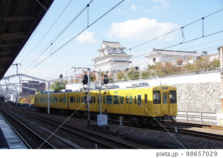福塩線 福山駅 福山城とクモハ105-3 98657029