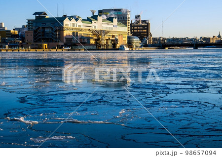 寒い朝、氷が流れる釧路港 寒い朝、氷が流れる釧路港 98657094