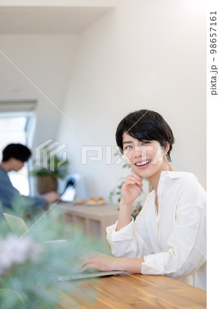 カジュアルなオフィスで仕事をする美しい女性　縦 98657161