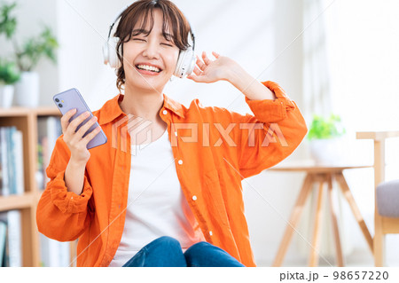 ヘッドホン 音楽 リビング 女性 ヘッドホン 音楽 リビング 女性 98657220