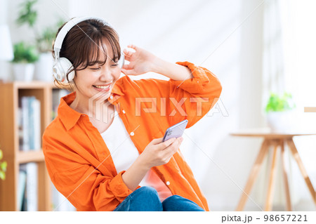 ヘッドホン　音楽　リビング　女性 98657221